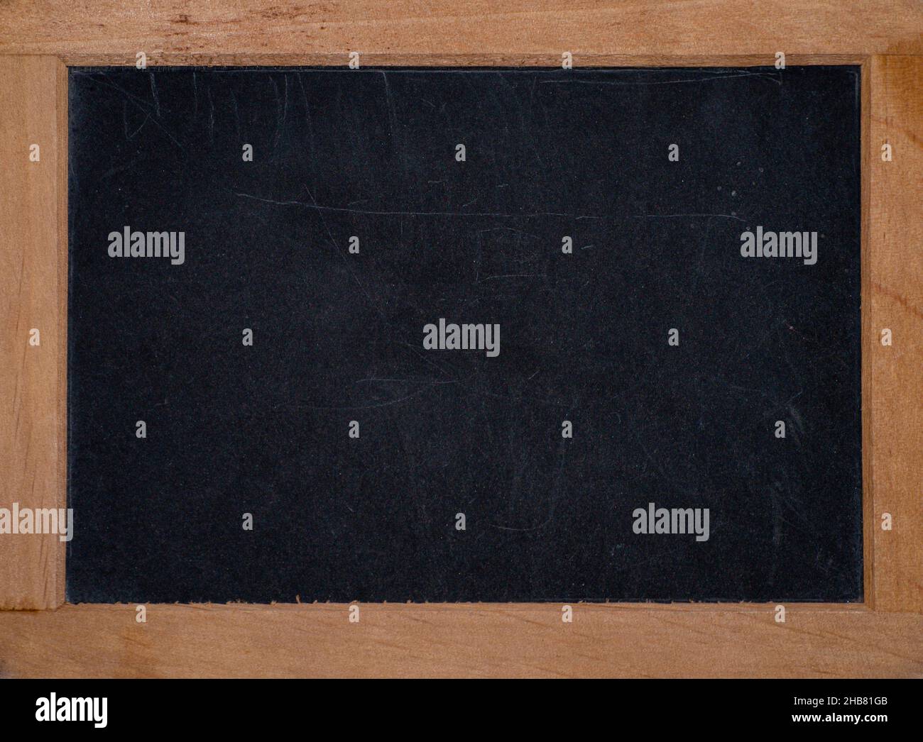Une planche avec un cadre en bois attend d'être inscrite Banque D'Images