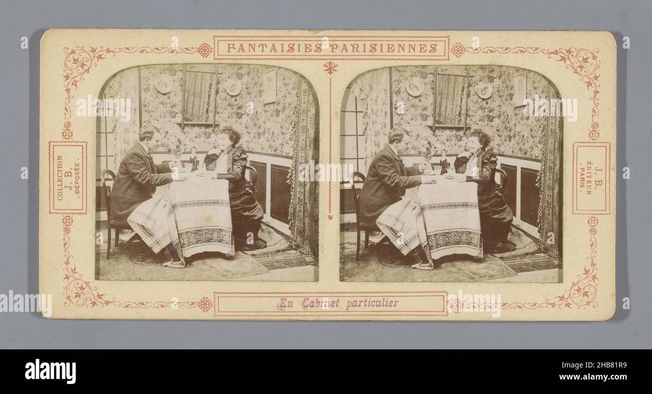 Homme et femme à un repas, assis à une table, en cabinet particulier (titre sur objet), Fantaisies Parisiennes (titre de la série sur objet), Collection J. B. (titre de la série sur objet), anonyme, éditeur: J.B.(Mentionné sur objet), Paris, éditeur: France, 1855 - 1875, support photographique,papier, imprimé albumine, perforé, hauteur 88 mm × largeur 174 mm Banque D'Images