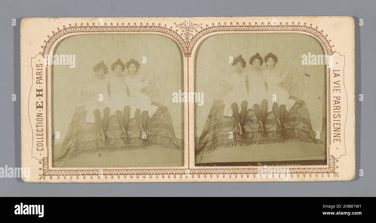 Les sœurs Barrenson se posant les unes à côté des autres, les soeurs Barrenson (titre sur objet), la vie parisienne (titre de série sur objet), anonyme, éditeur: Eugène Hanau (mentionné sur objet), Paris, 1880 - 1905, support photographique, papier,impression d'albumine, découpe, perforation, hauteur 88 mm × largeur 178 mm Banque D'Images