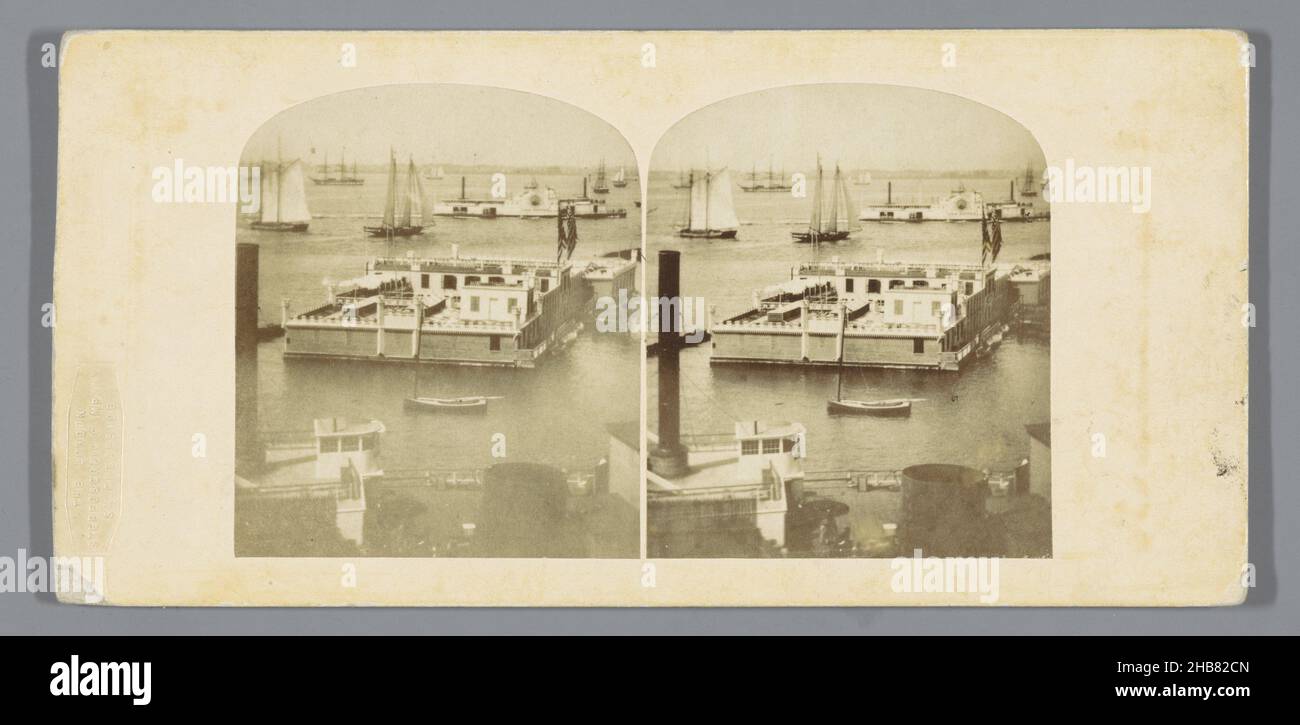 Bay of New York, vue du Barge Office, vue du Barge Office, New York (titre sur objet), États-Unis d'Amérique (titre de série sur objet), William England (attribué à), éditeur: The London Stereoscopic Company (mentionné sur objet), New York (ville), éditeur: London, 1859, carton,papier, imprimé albumine, hauteur 84 mm × largeur 173 mm Banque D'Images