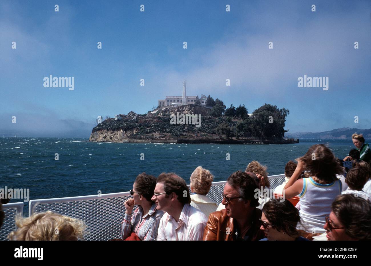 ÉTATS-UNIS.Californie.San Francisco.Les touristes qui visitent Alcatraz depuis un bateau. Banque D'Images