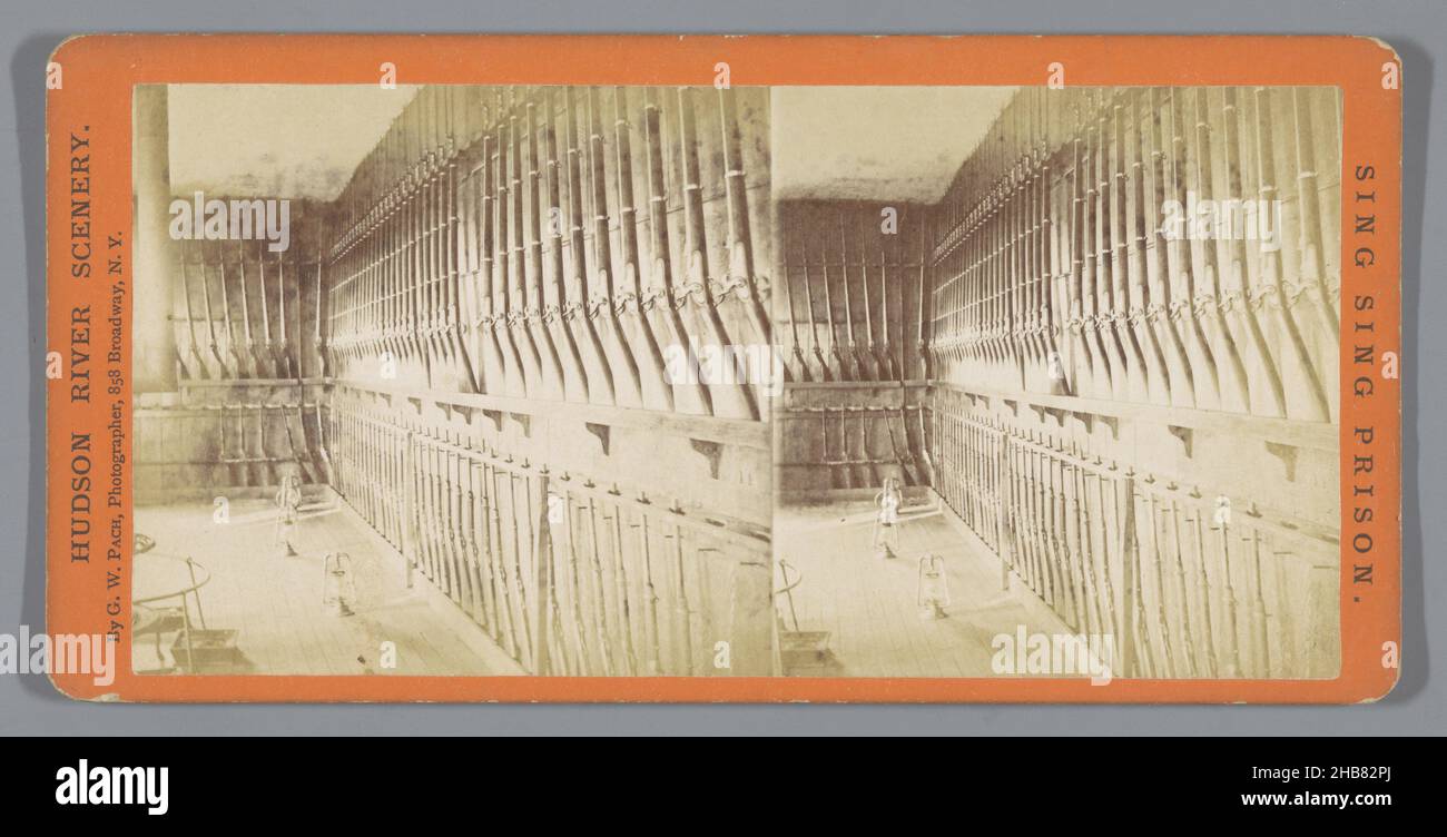 Magazine d'armes dans le centre correctionnel de Sing Sing, la salle de la Garde (titre sur objet), la prison de Sing Sing (titre de la série sur objet), le paysage de la rivière Hudson (titre de la série sur objet), G.W.Pach (mentionné sur l'objet), Ossining, 1871 - 1877, carton, papier,imprimé albumine, hauteur 87 mm × largeur 176 mm Banque D'Images