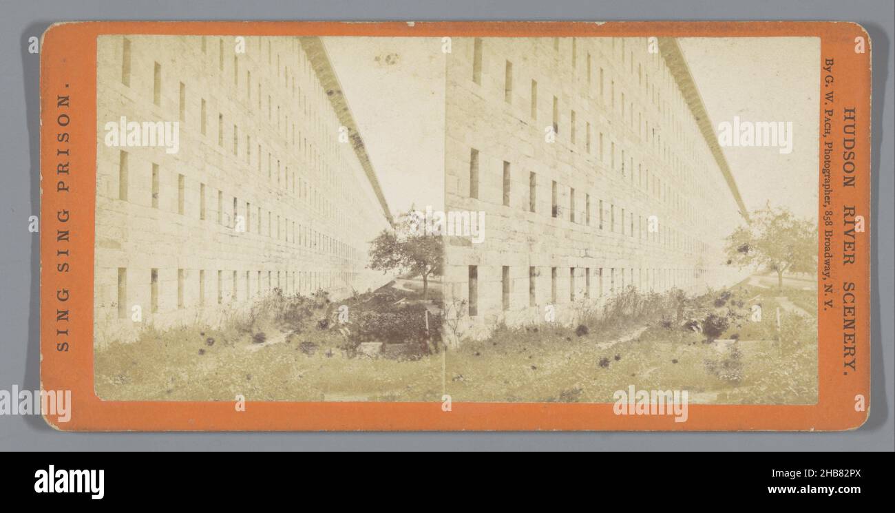 Vue du Centre correctionnel de Sing Sing, vue est de la prison (titre sur objet), prison de Sing Sing (titre de la série sur objet), paysage de la rivière Hudson (titre de la série sur objet), G.W.Pach (mentionné sur l'objet), Ossining, 1871 - 1877, carton, papier,imprimé albumine, hauteur 87 mm × largeur 176 mm Banque D'Images