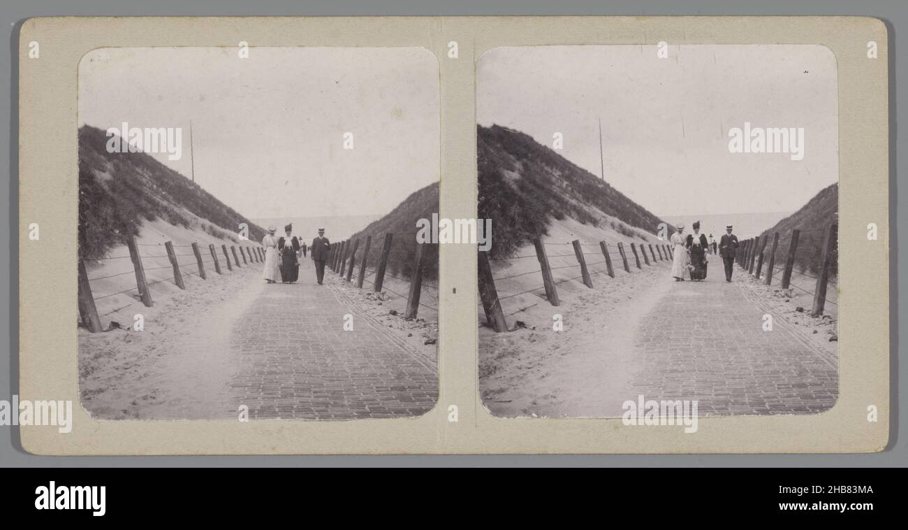 Personnes marchant le long d'une route de plage près de Wijk aan Zee, Strandweg Wijk aan Zee (titre sur objet), anonyme, inconnu, 1880 - 1910, carton,support photographique, hauteur 68 mm × largeur 138 mm hauteur 88 mm × largeur 179 mm Banque D'Images