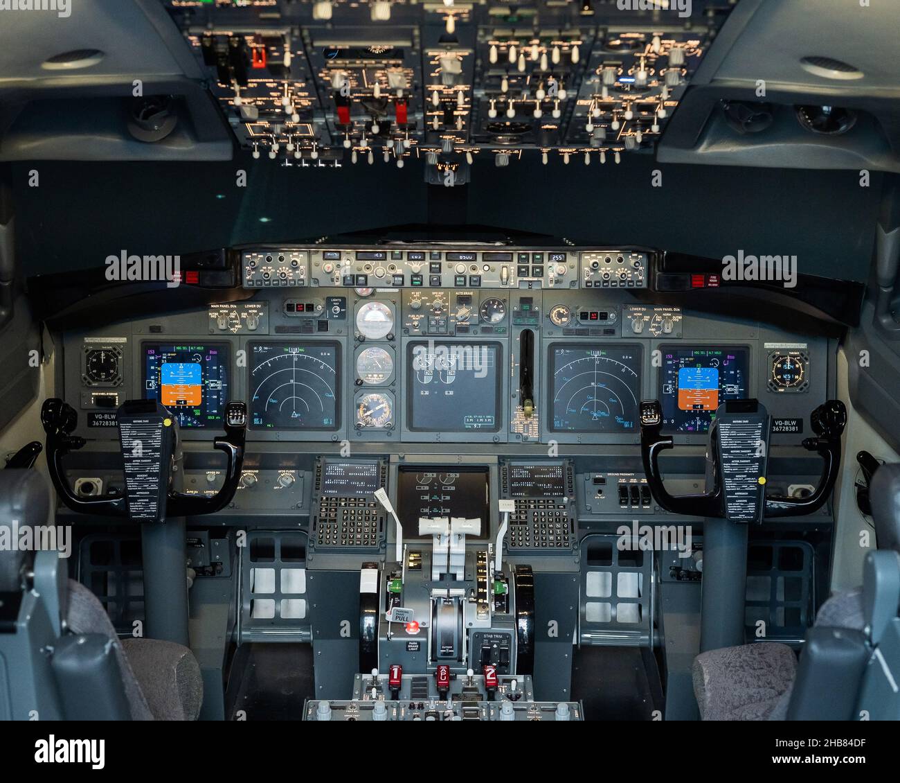 Vue générale du cockpit vide.Simulateur de vol commercial pour la formation en vol. Banque D'Images