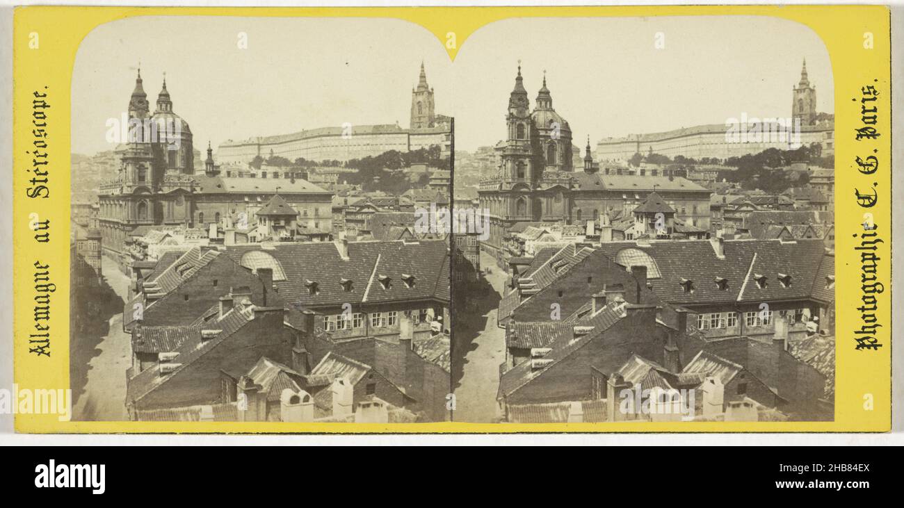 Vue sur l'église Kostel svateho Mikuláše ou Saint-Nicolas et le château de Prague, Hradčany, Prague, Panorama sur la cathédrale et le Hradschin (titre sur objet), Prague.Bohême (Autriche) (titre de la série sur objet), Allemagne au stéréoscope (titre de la série sur objet), Charles Gaudin (mentionné sur objet), Praag, 1868, carton, papier,imprimé albumine, hauteur 85 mm × largeur 174 mm Banque D'Images