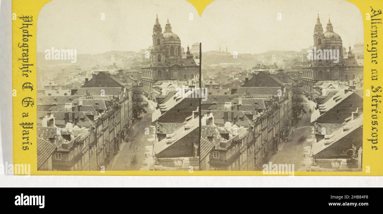 Vue sur l'église Kostel svateho Mikuláše ou Saint-Nicolas, Malá Strana, Prague, Panorama sur la Kleonsette et la cathédrale (titre sur objet), Prague.Bohême (Autriche) (titre de la série sur objet), Allemagne au stéréoscope (titre de la série sur objet), Charles Gaudin (mentionné sur objet), Praag, 1868, carton, papier,imprimé albumine, hauteur 84 mm × largeur 174 mm Banque D'Images