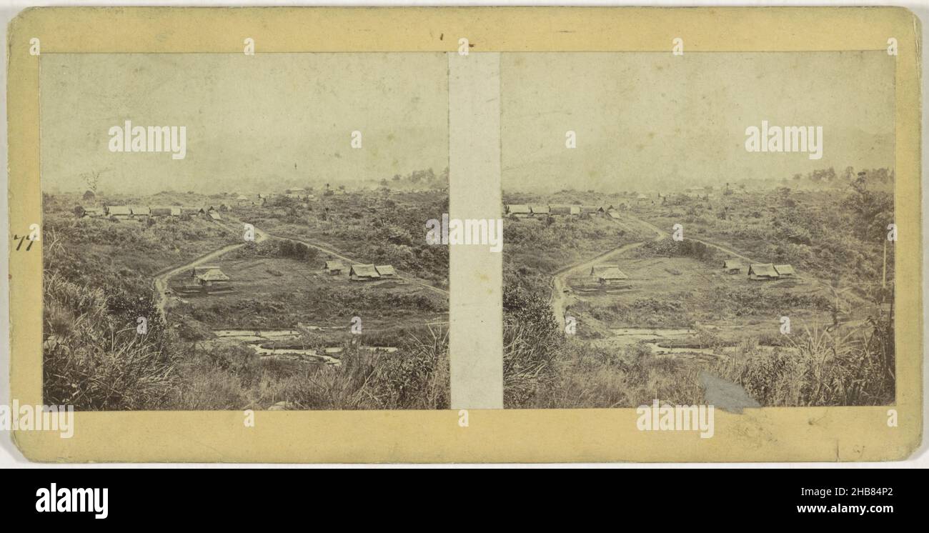 Vue d'un camp d'internement à Pangalengan près du volcan Malabar, West Java, anonyme, Pangalengan, 1868 - 1890,carton, papier, imprimé albumine, hauteur 89 mm × largeur 179 mm Banque D'Images