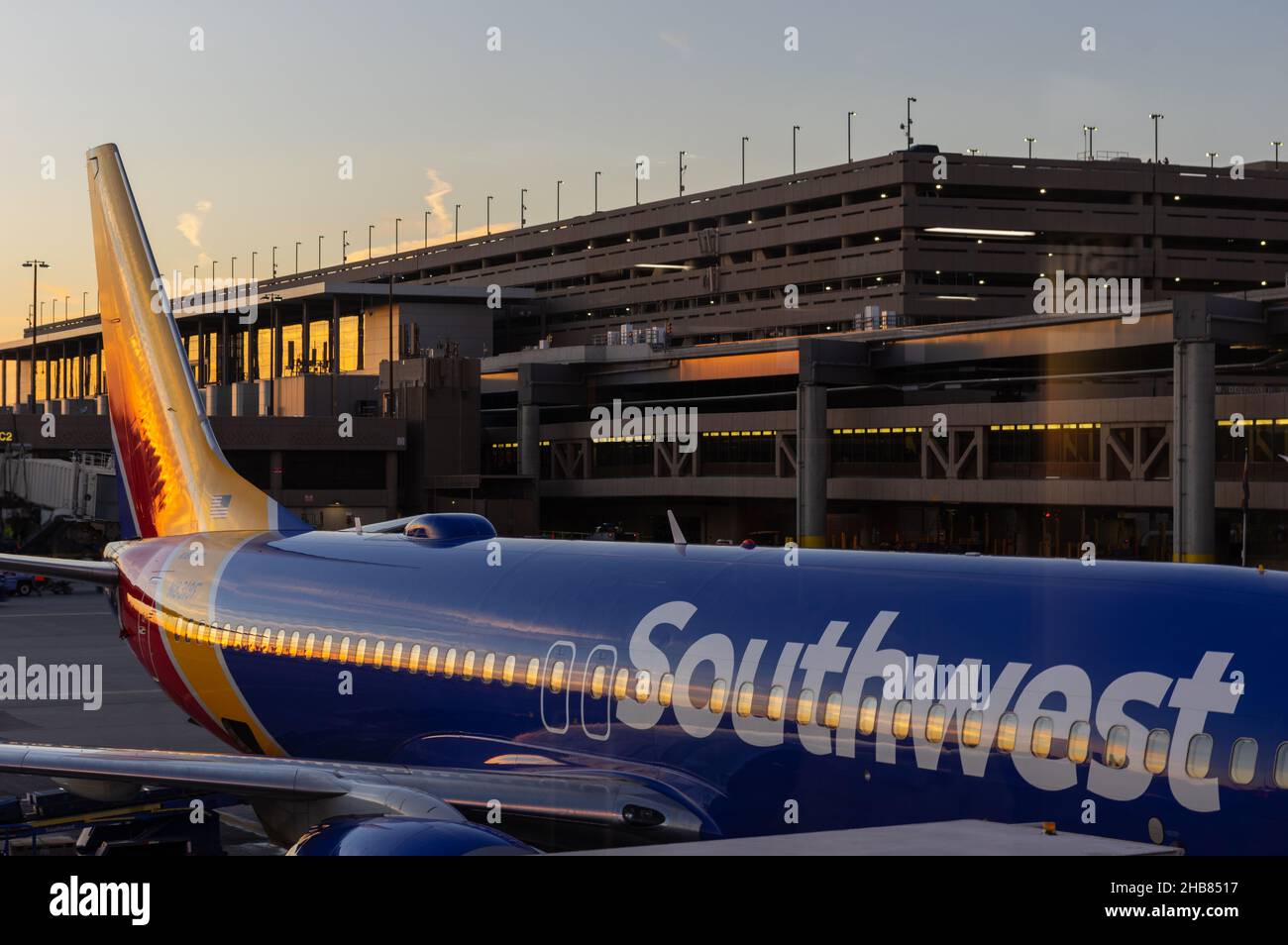 Boeing 737-752 de Southwest Airlines montré à une porte de l'aéroport international Sky Harbor de Phoenix Banque D'Images