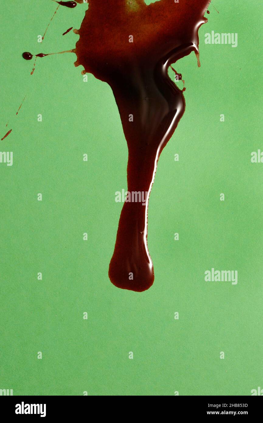 pool de sang rouge sur fond vert Banque D'Images