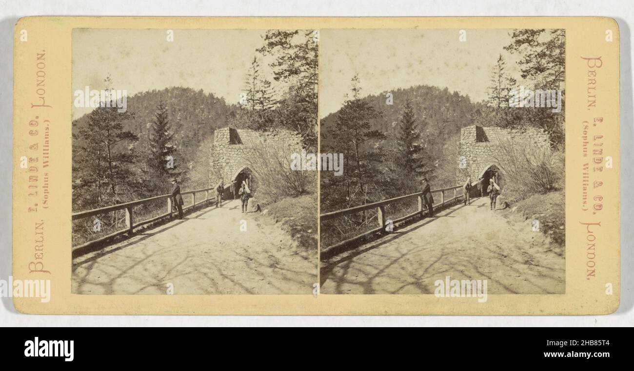 Porte du château sur l'Oybin, près de Zittau, Das erste Burgthor auf dem Oybin BEI Zittau (titre sur objet), anonyme, éditeur: E. Linde & Co. (Sophus Williams) (mentionné sur objet), Oybin, éditeur: Berlin (éventuellement), 1868 - 1890, carton,papier, imprimé albumine, hauteur 87 mm × largeur 177 mm Banque D'Images