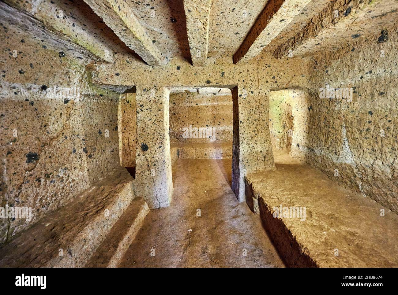 Intérieur d'un 'dado étrusque: (Dés) tombeau connu sous le nom de Tomba Maroi datant du 7th siècle av. J.-C., Necropoli della Banditaccia, Cerveteri, Italie.UNE UNESC Banque D'Images