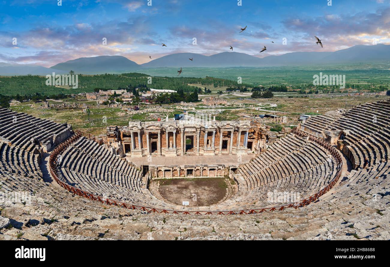 Théâtre romain d'Herapolis, Pamukkale, Turquie.Le théâtre romain a été reconstruit sur un ancien théâtre grec sous le règne d'Hadrien après Banque D'Images