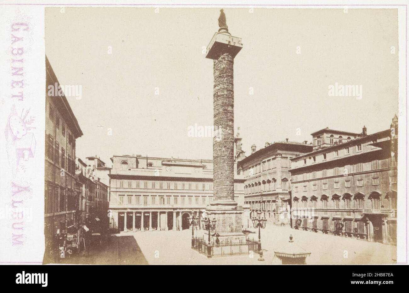 Vue de la colonne de Marcus Aurelius à Rome, anonyme, Zeuil van Marcus Aurelius, 1850 - 1900, carton, imprimé albumine, hauteur 107 mm × largeur 166 mm Banque D'Images