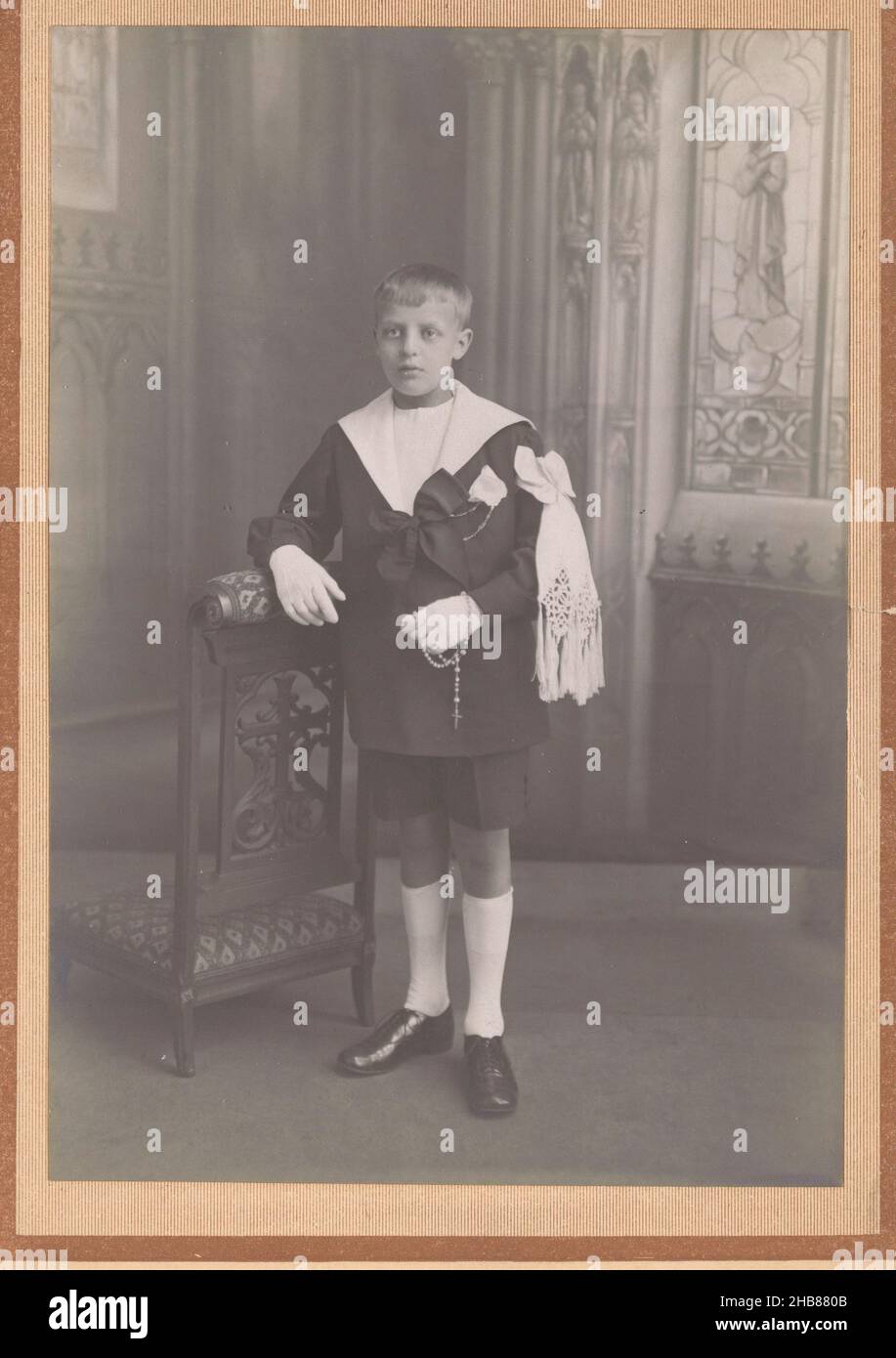 Portrait d'un communicant inconnu, J. le bris (mentionné sur l'objet), Paris, c.1910 - c.1930, support photographique, carton, imprimé gélatine-argent, hauteur 150 mm × largeur 104 mm Banque D'Images