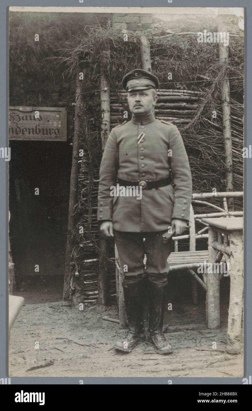 Portrait d'un homme inconnu en uniforme d'officier allemand dans une tranchée, anonyme, c.1914 - c.1918, support photographique, impression en gélatine argentée, hauteur 140 mm × largeur 87 mm Banque D'Images