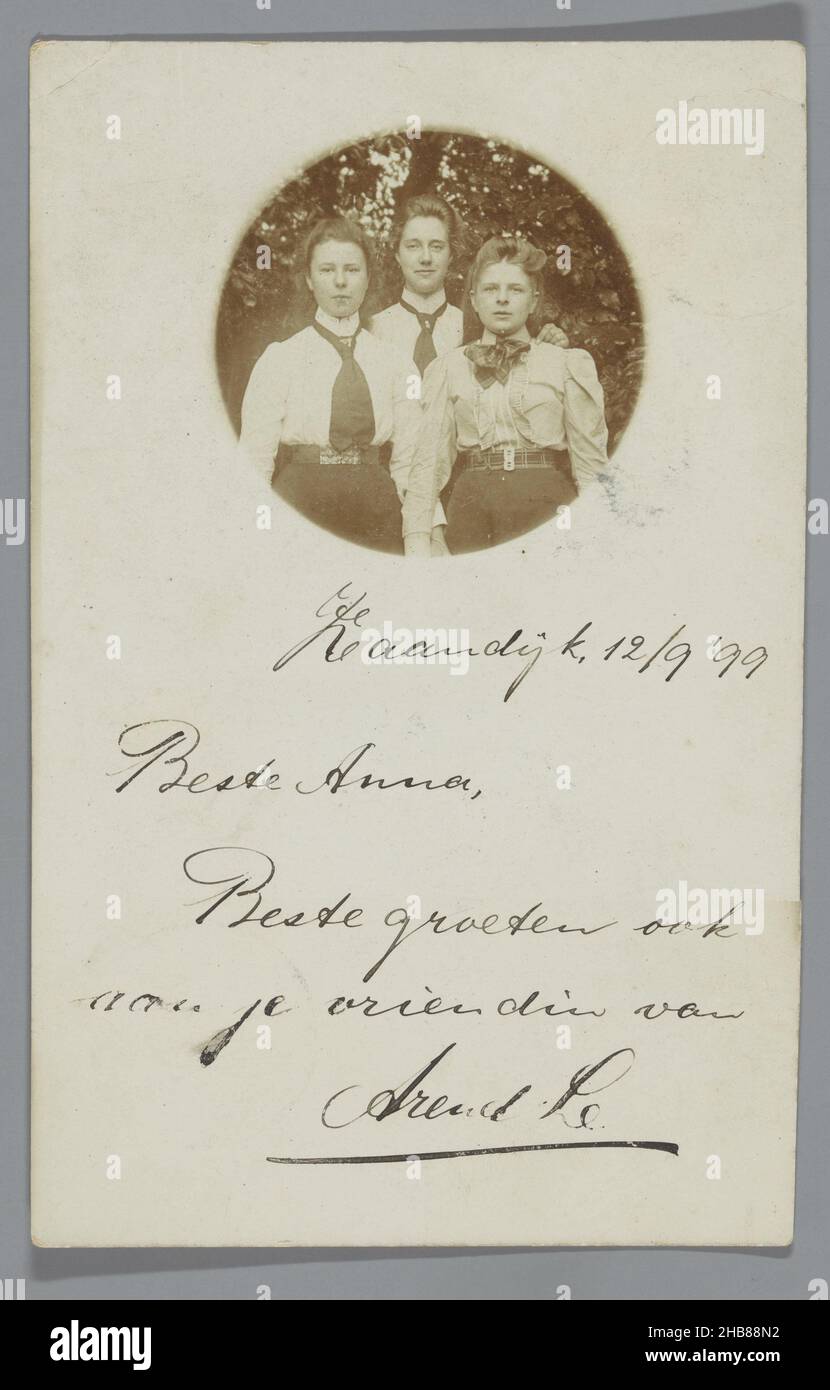 Portrait de trois femmes inconnues, anonyme, pays-Bas, c.1897 - avant le 12 septembre 1899, support photographique, hauteur 141 mm × largeur 90 mm Banque D'Images