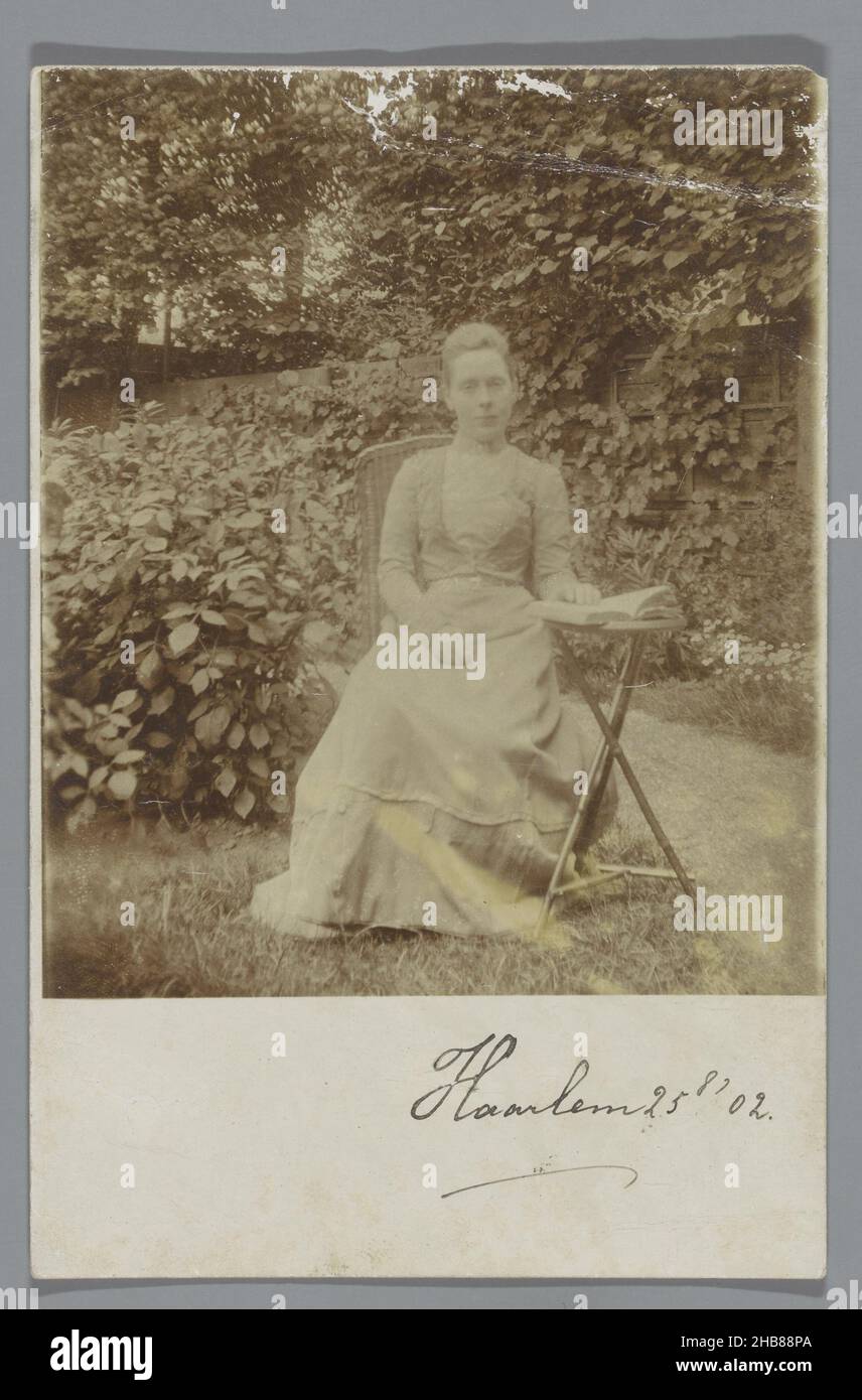 Portrait d'une femme inconnue dans un jardin, anonyme, Haarlem, 2 août 1902, support photographique,hauteur 137 mm × largeur 90 mm Banque D'Images