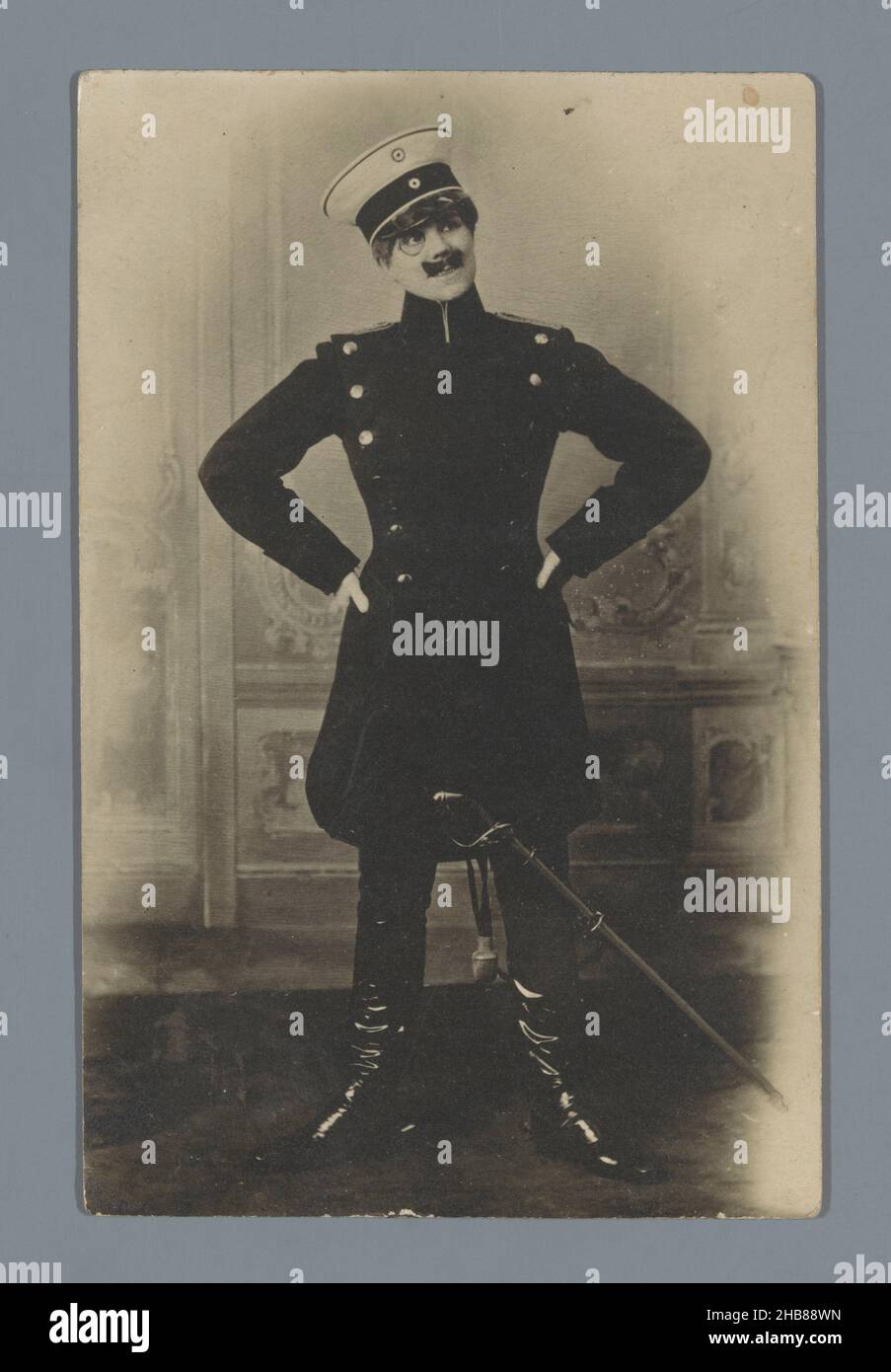 Portrait (vraisemblablement) d'une femme inconnue en uniforme, anonyme, c.Jan-1918 - avant le 4-Jul-1918, support photographique, impression en gélatine argentée, hauteur 138 mm × largeur 88 mm Banque D'Images