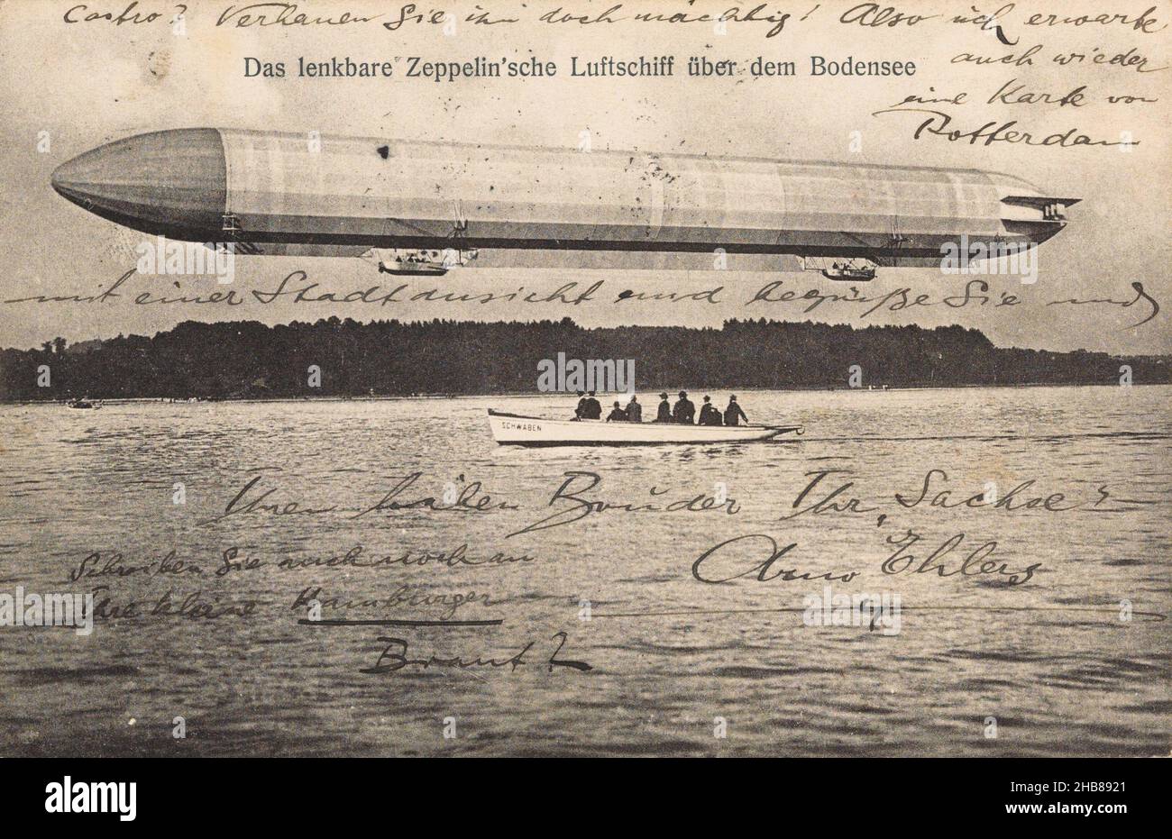 Zeppelin au-dessus du lac de Constance, Das lenkbare Zeppelin'sche Luftschiff über dem Bodensee (titre sur objet), anonyme, Allemagne, c.1906 - po ou avant 15-sept-1908, papier, collotype, hauteur 89 mm × largeur 137 mm Banque D'Images