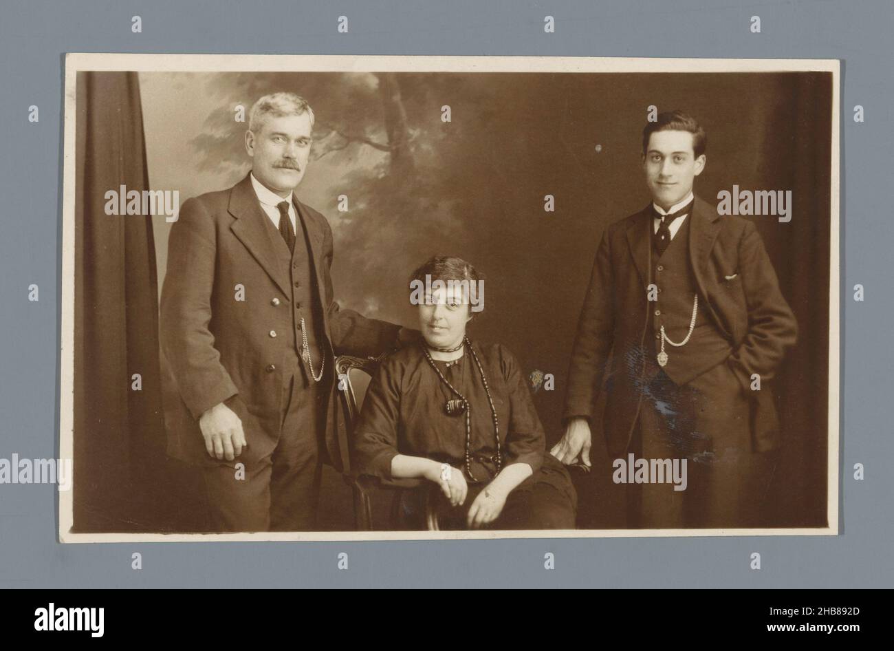 Studio portrait d'un couple inconnu et de leur fils, anonyme, c.1900 - c.1905, support photographique, hauteur 80 mm × largeur 131 mm Banque D'Images