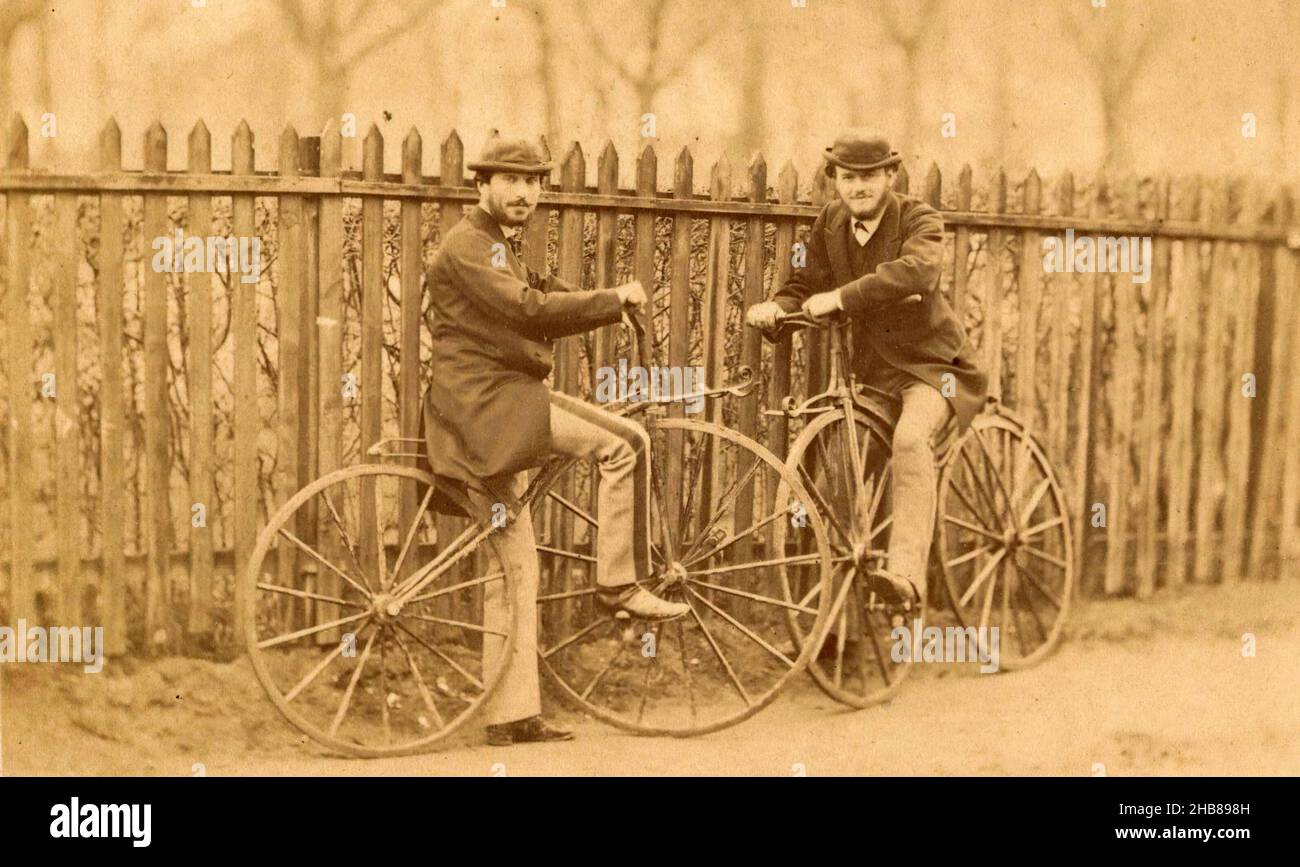 Deux hommes inconnus sur des bicyclettes devant une clôture, Vivot  (mentionné sur l'objet), Amiens, c.1850 - c.1860, support photographique,  carton, imprimé albumine, hauteur 56 mm × largeur 89 mm Photo Stock - Alamy