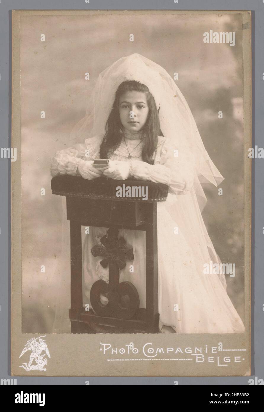 Portrait d'un communicant inconnu derrière une chaise de prière, photo Compagnie Belge (mentionnée sur l'objet), Bruxelles, c.1880 - c.1910, support photographique, carton, hauteur 142 mm × largeur 99 mm Banque D'Images