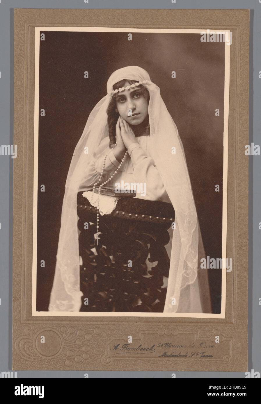 Portrait d'une jeune fille inconnue, probablement en tant que communicant, Adrien Bombeeck (mentionné sur l'objet), Bruxelles, c.1880 - c.1910, support photographique, carton, imprimé gélatine-argent, hauteur 137 mm × largeur 92 mm Banque D'Images
