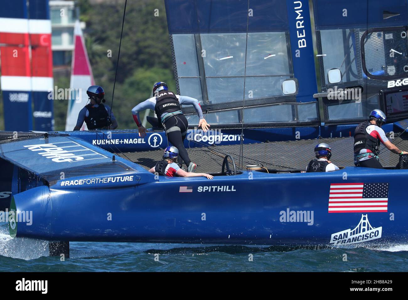 Port de Sydney, Sydney, Australie.17th décembre 2021.SailGP; Jimmy Spithill, pilote, de l'équipe des États-Unis de courses au côté de la conduite du port crédit: Action plus Sports/Alay Live News Banque D'Images