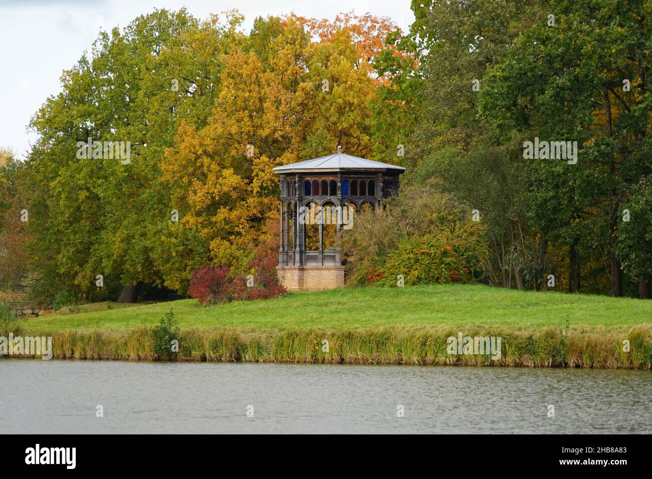 Un pavillon en fonte à Schlosspark Fürstlich Drehna lors d'un beau jour d'automne Banque D'Images