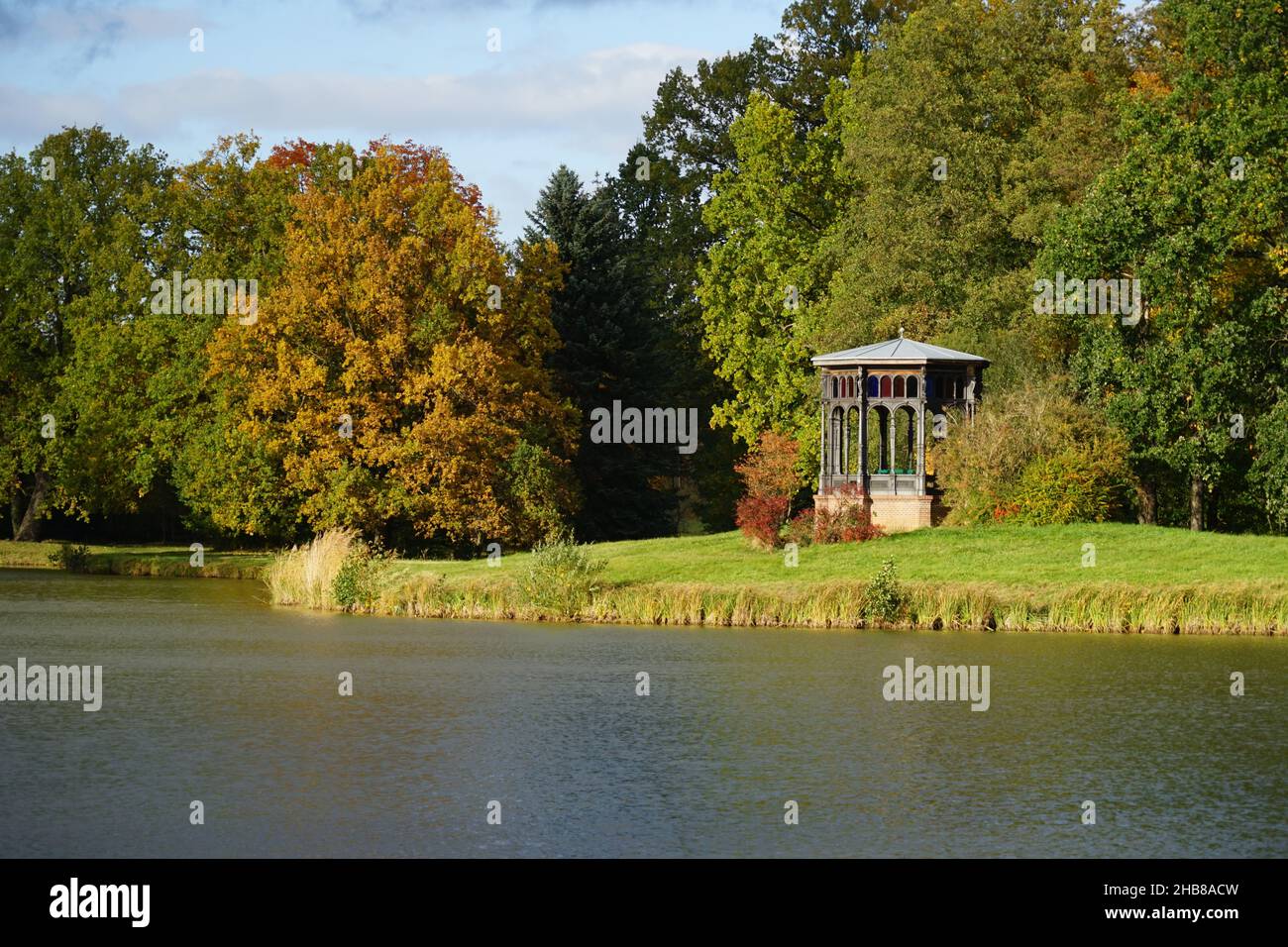 Un pavillon en fonte à Schlosspark Fürstlich Drehna lors d'un beau jour d'automne Banque D'Images