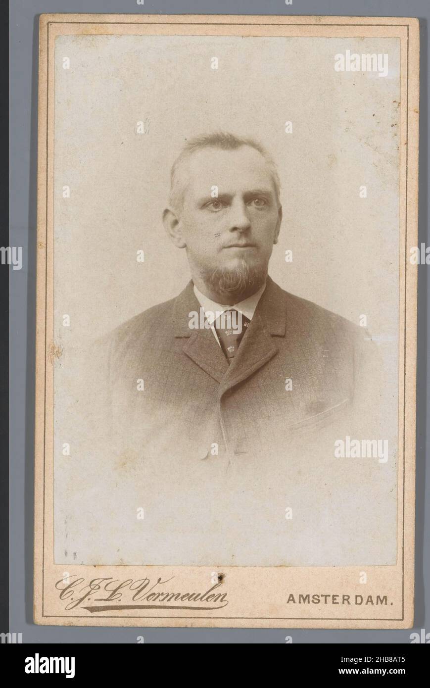 Portrait d'un homme inconnu, identifié comme Dirk de Groot, Cornelis Johannes Lodewicus Vermeulen (mentionné sur l'objet), Amsterdam, 1888 - 1896, support photographique, carton,hauteur 103 mm × largeur 64 mm Banque D'Images