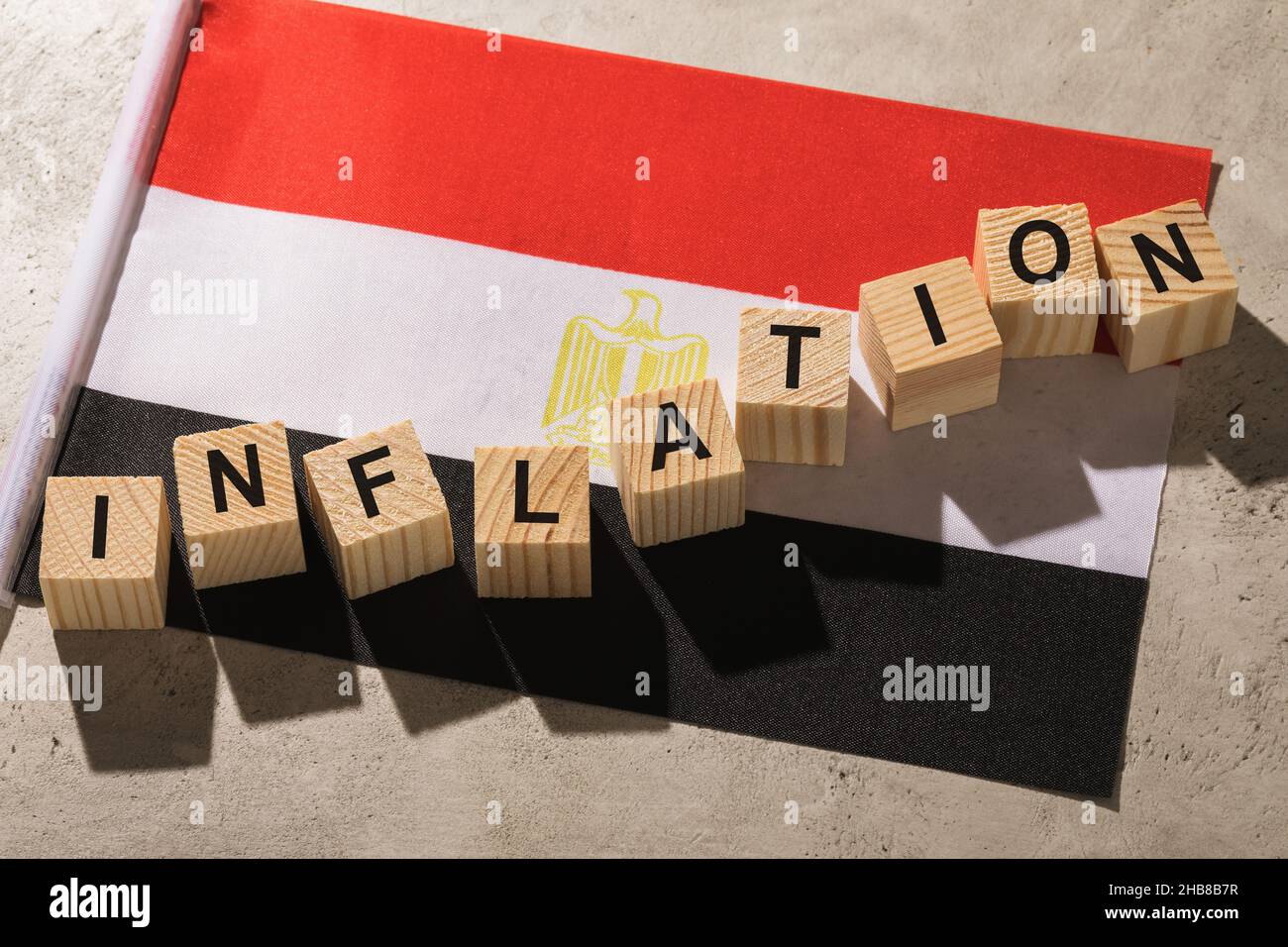 Drapeau égyptien et cubes de bois avec texte, concept sur le thème de l'inflation en Egypte Banque D'Images