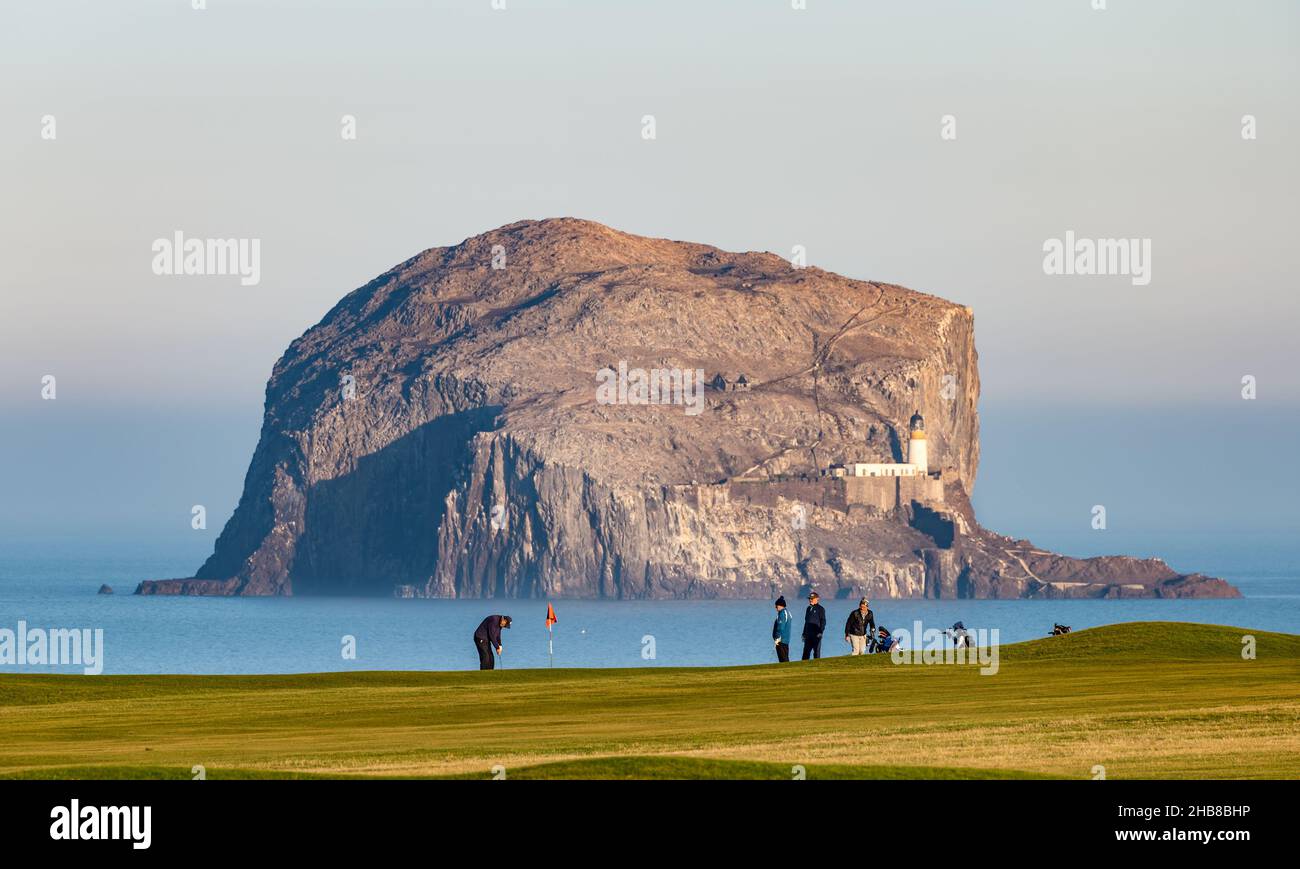 North Berwick, East Lothian, Écosse, Royaume-Uni, 17th décembre 2021.Météo au Royaume-Uni : les golfeurs profitent d'un dernier match lors d'une douce journée d'hiver ensoleillée en face du Bass Rock sur le parcours de golf de Glen Banque D'Images