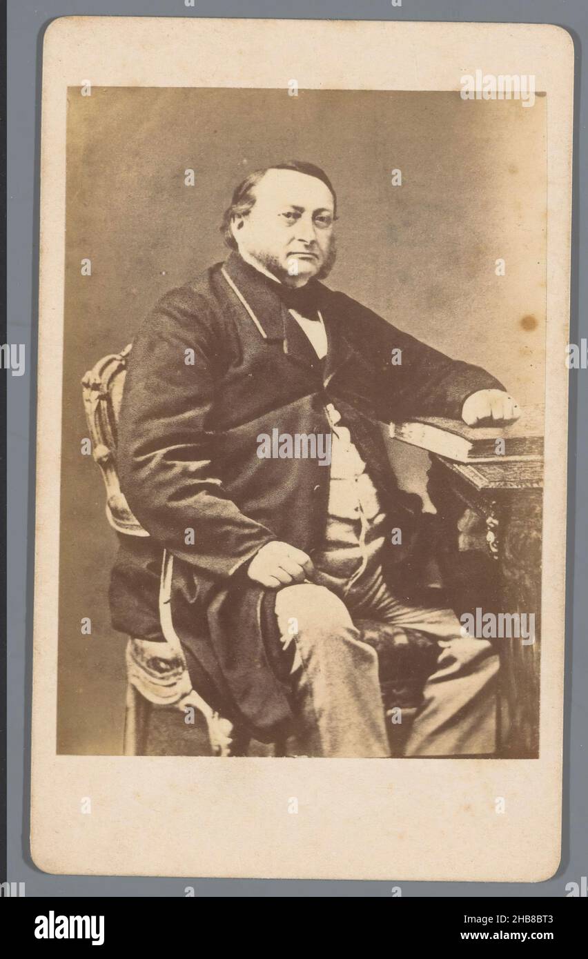Portrait d'un inconnu à une table, Antonius Godefridus Schull (mentionné sur l'objet), Den Bosch, 1868 - 1885, carton, papier,imprimé albumine, hauteur 101 mm × largeur 62 mm Banque D'Images