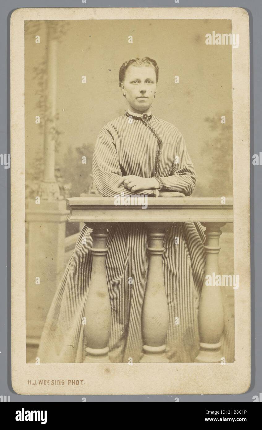 Portrait d'une femme inconnue près d'une balustrade, Hermanus Jodocus Weesing (mentionné sur l'objet), Amsterdam, 1868 - 1900, carton, papier,imprimé albumine, hauteur 101 mm × largeur 62 mm Banque D'Images