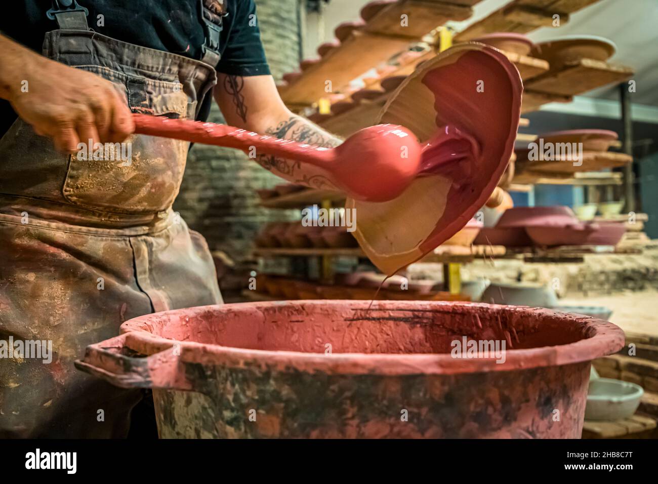 Poterie PAS à Mas-Saintes-Puelles, France. Après que les moules sont tournés de l'argile et le même jour, le premier glaçure est appliqué à la poterie. Banque D'Images