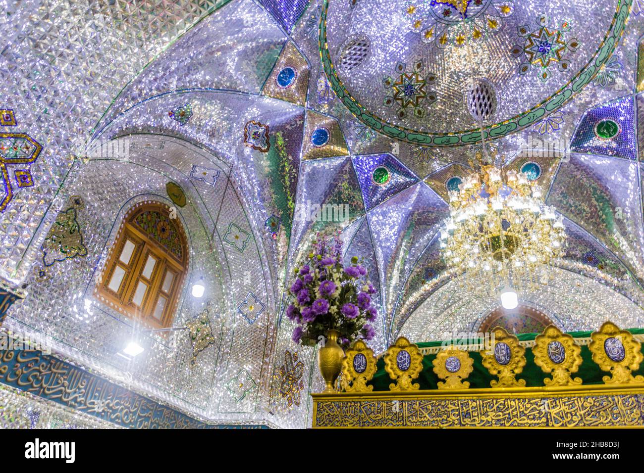 QAZVIN, IRAN - 5 AVRIL 2018 : intérieur du sanctuaire de Payghambariyeh Panjeh Ali ou Peighambarieh, tombeau des quatre prophètes à Qazvin, Iran Banque D'Images