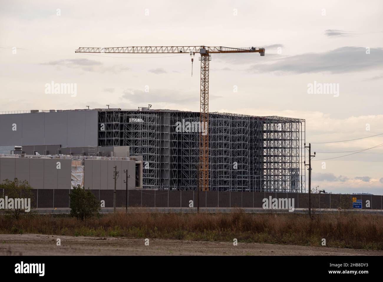 Entrepôt en construction sans mur externe.Étagères métalliques d'un futur centre logistique. Banque D'Images