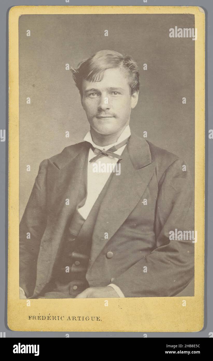 Portrait d'un jeune inconnu, Frédéric Artigue (mentionné sur l'objet),  Bordeaux, 1855 - 1885, papier, carton,imprimé albumine, hauteur 105 mm ×  largeur 63 mm Photo Stock - Alamy