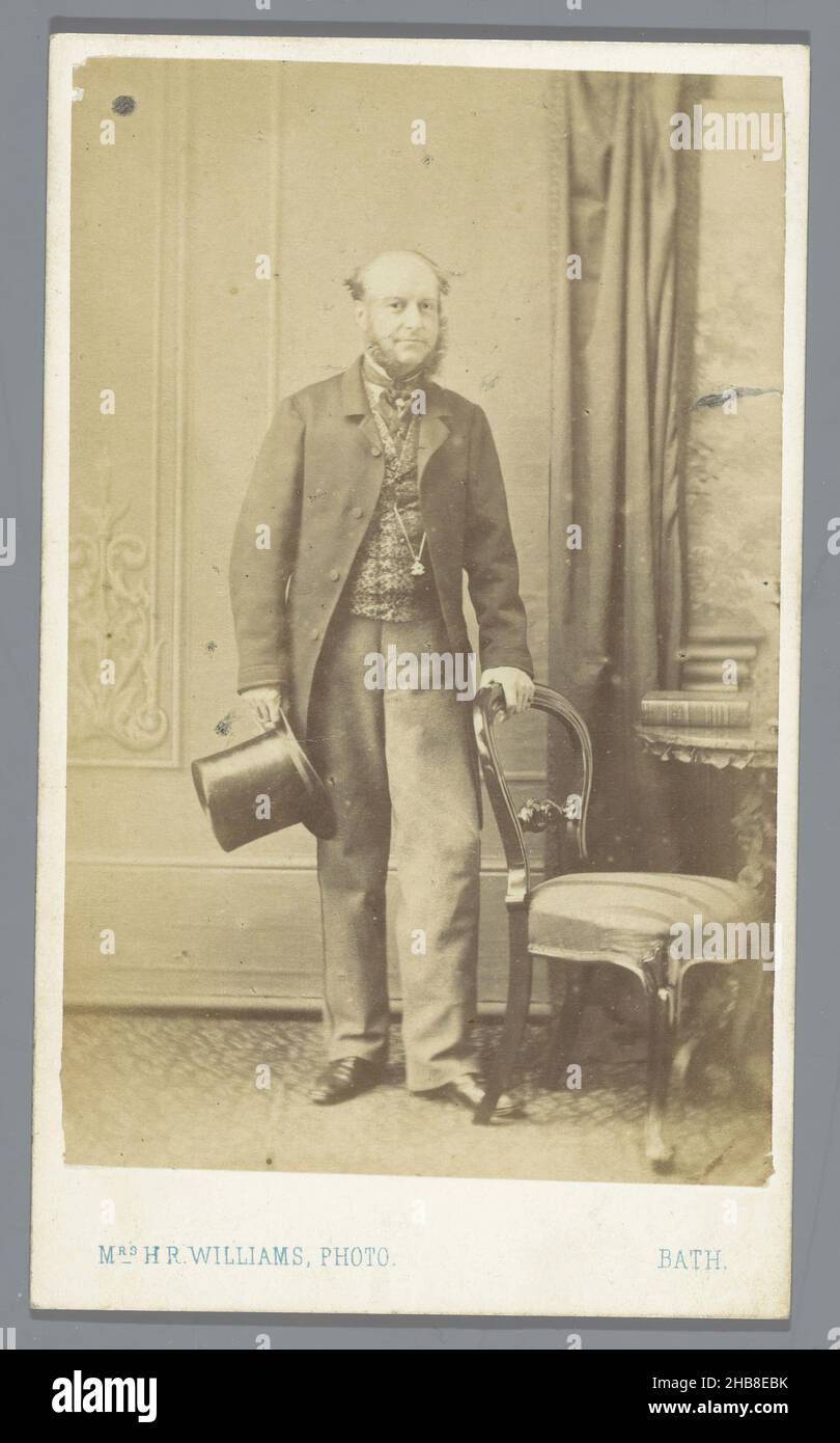 Portrait d'un inconnu avec chapeau de dessus, H.R. Williams (mentionné sur l'objet), Bath, 1855 - 1885, carton, papier,imprimé albumine, hauteur 105 mm × largeur 63 mm Banque D'Images