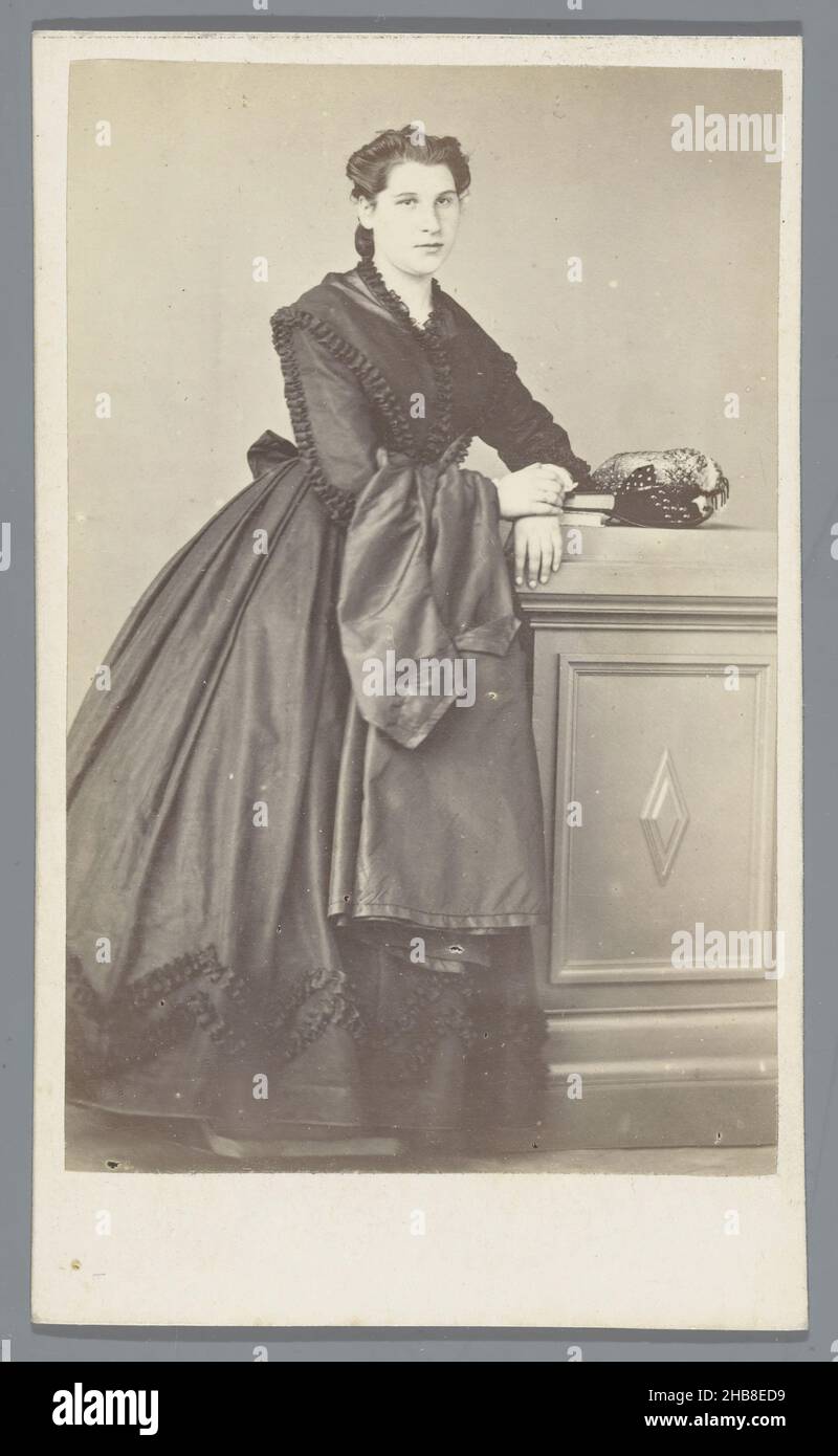 Portrait d'une femme inconnue, Fresse (mentionnée sur l'objet), Briare, 1855 - 1885, carton, papier,imprimé albumine, hauteur 104 mm × largeur 62 mm Banque D'Images