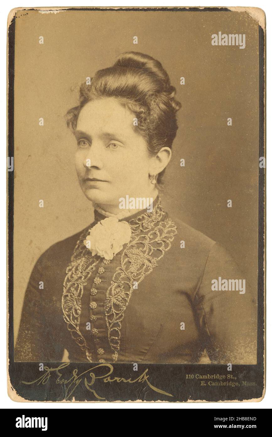 Photographie antique de c1880, carte de cabinet portrait d'une femme à Cambridge, Massachusetts.SOURCE : TIRAGE PHOTOGRAPHIQUE ORIGINAL. Banque D'Images