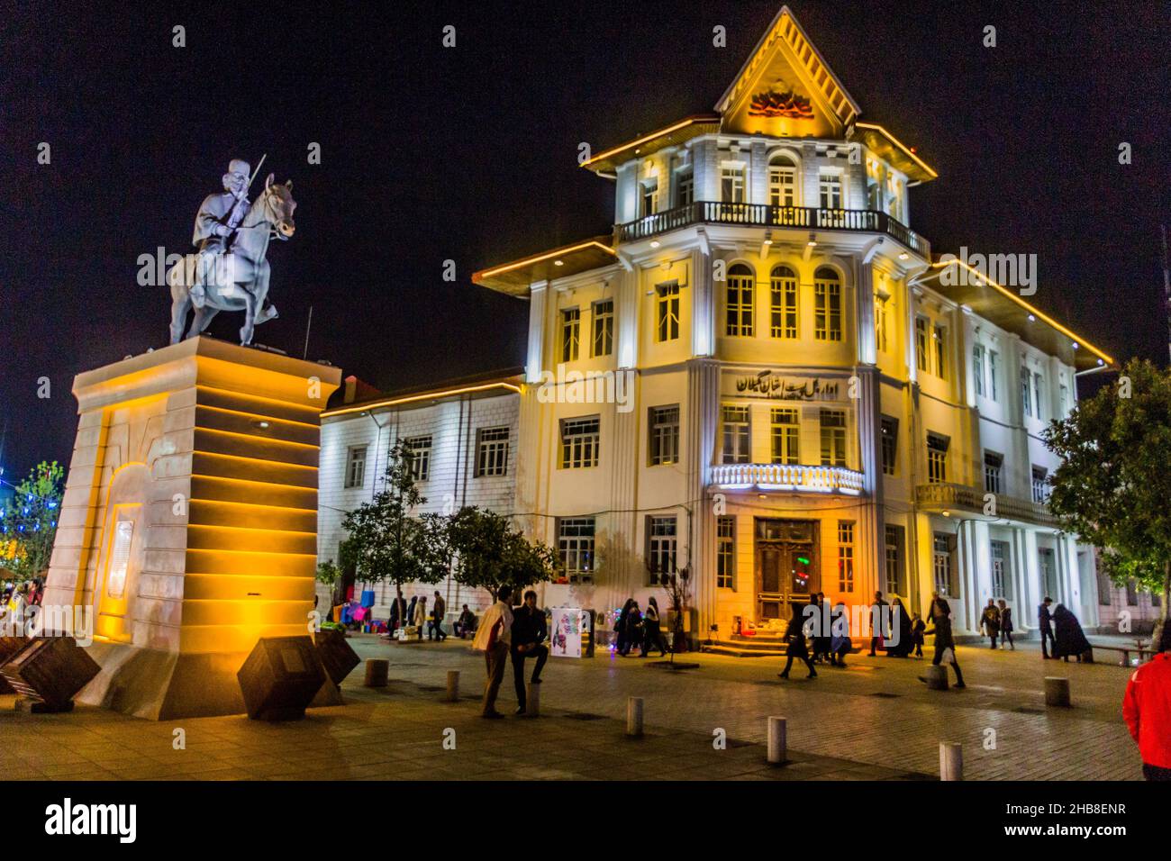 RASHT, IRAN - 7 AVRIL 2018 : monument de Mirza Kuchik Kouchak Khan sur la place de la municipalité de Rasht, Iran Banque D'Images