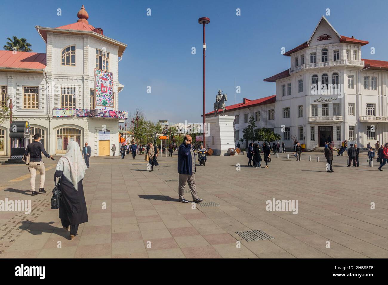 RASHT, IRAN - 8 AVRIL 2018 : monument de Mirza Kuchik Kouchak Khan sur la place de la municipalité de Rasht, Iran Banque D'Images