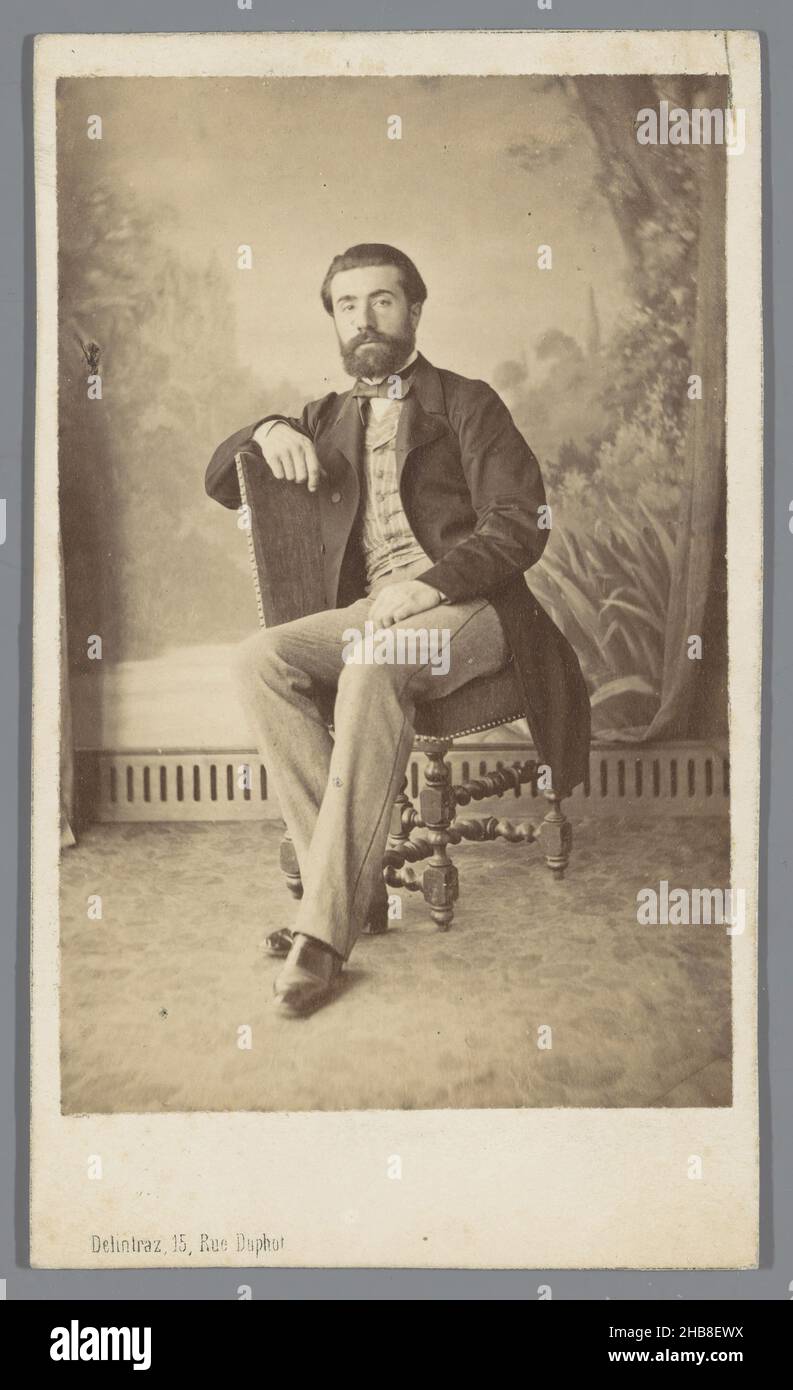 Portrait d'un homme assis inconnu, François Joseph Delintraz (mentionné sur l'objet), Paris, 1858 - 1868, carton, papier,imprimé albumine, hauteur 105 mm × largeur 62 mm Banque D'Images