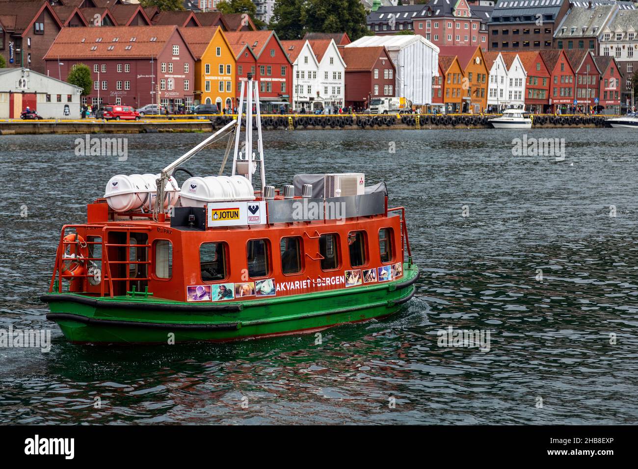 Le petit port ferry Beffen traversant le port de Bergen, Norvège. La voile vers Bryggen, l'UNESCO patrimoine mondial dans le port. Ar hanséatique Banque D'Images