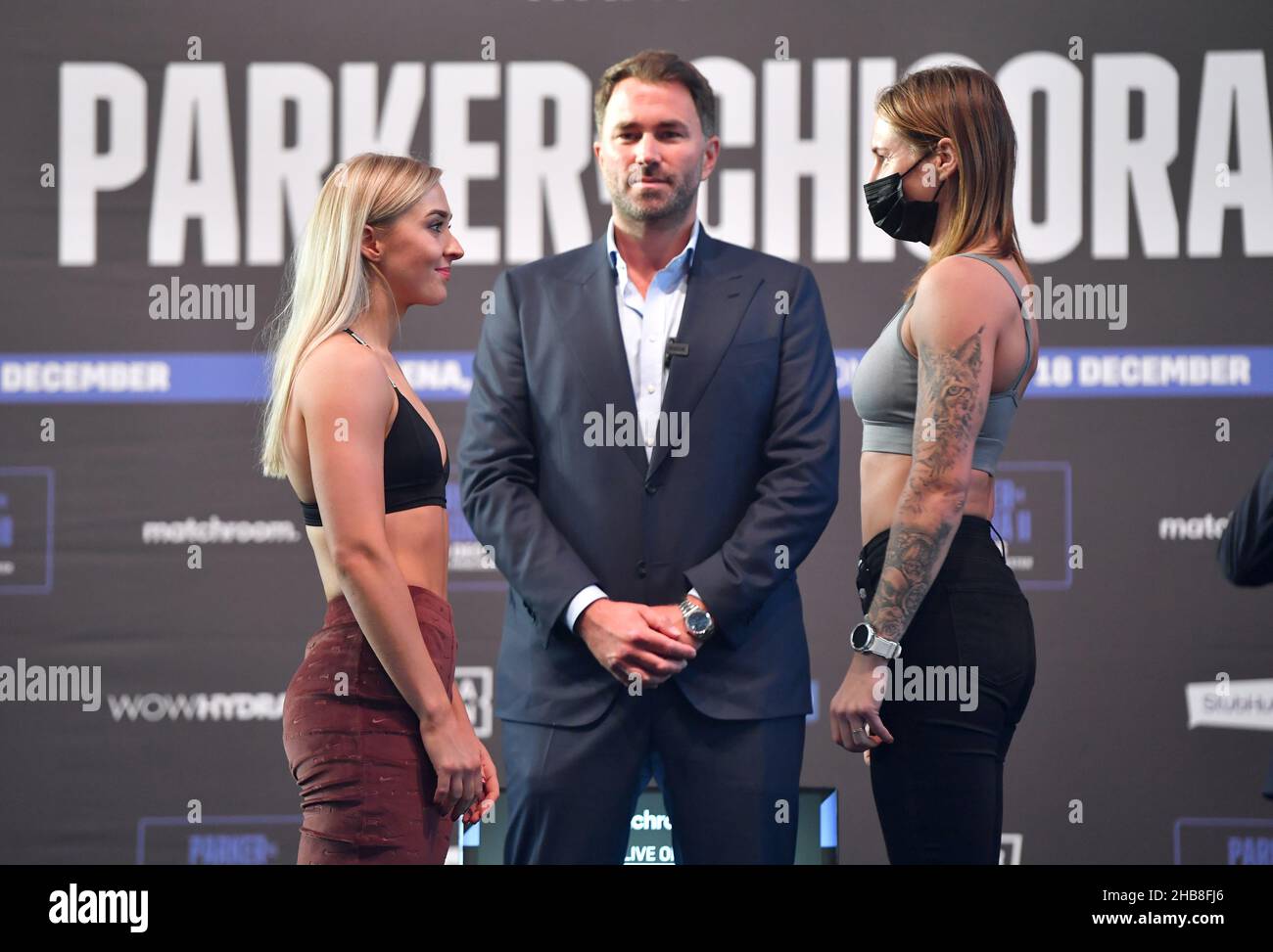 Rhiannon Dixon (à gauche), Eddie Hearn et Vaida Masiokaite lors d'une pesée à l'Albert Hall, Manchester.Date de la photo: Vendredi 17 décembre 2021.Voir PA Story BOXE Manchester.Le crédit photo devrait se lire : Anthony Devlin/PA Wire.RESTRICTIONS : l'utilisation est soumise à des restrictions.Utilisation éditoriale uniquement, aucune utilisation commerciale sans le consentement préalable du détenteur des droits. Banque D'Images