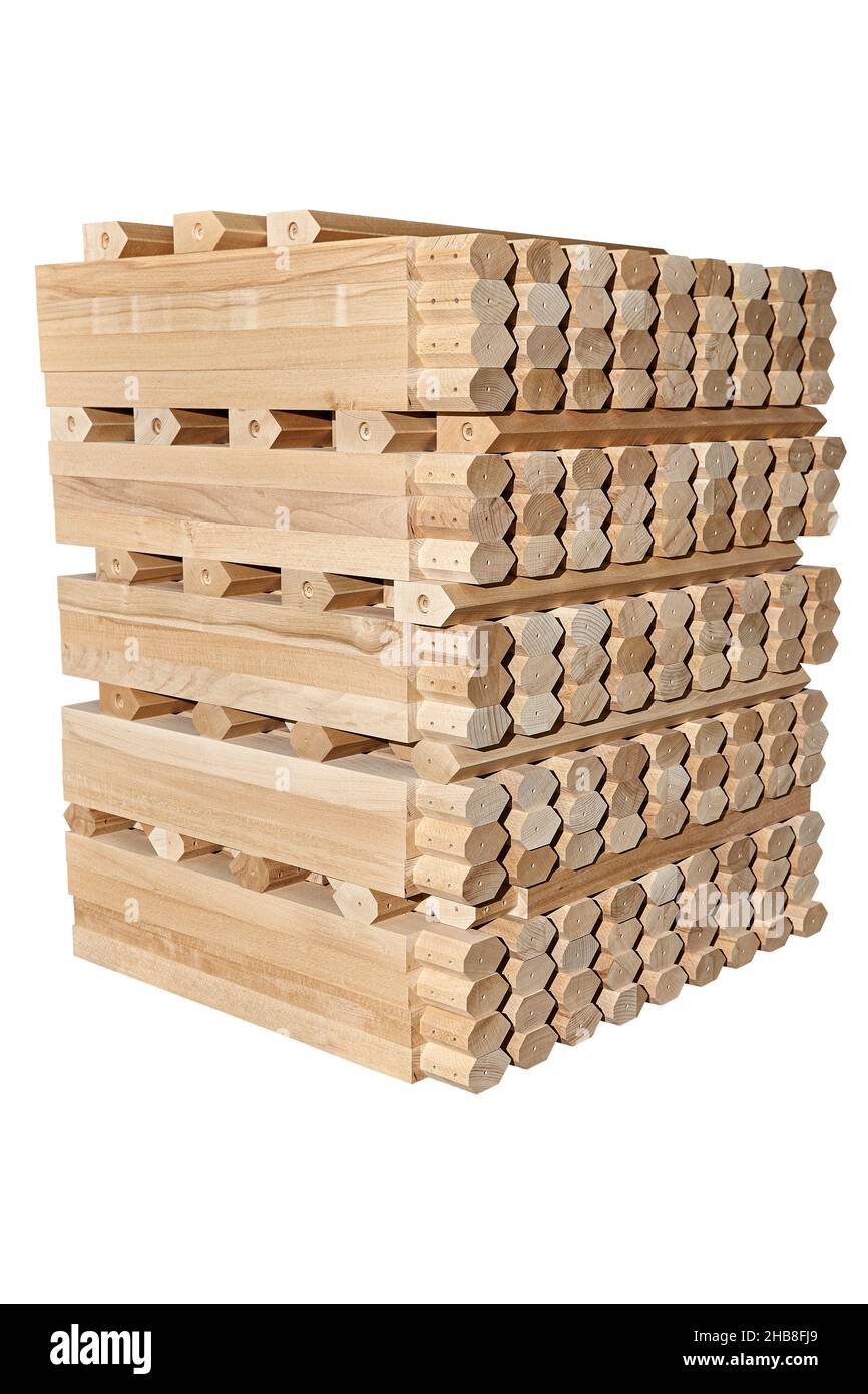 Pile énorme de tables simples pieds en bois de hêtre massif isolé sur fond blanc Banque D'Images