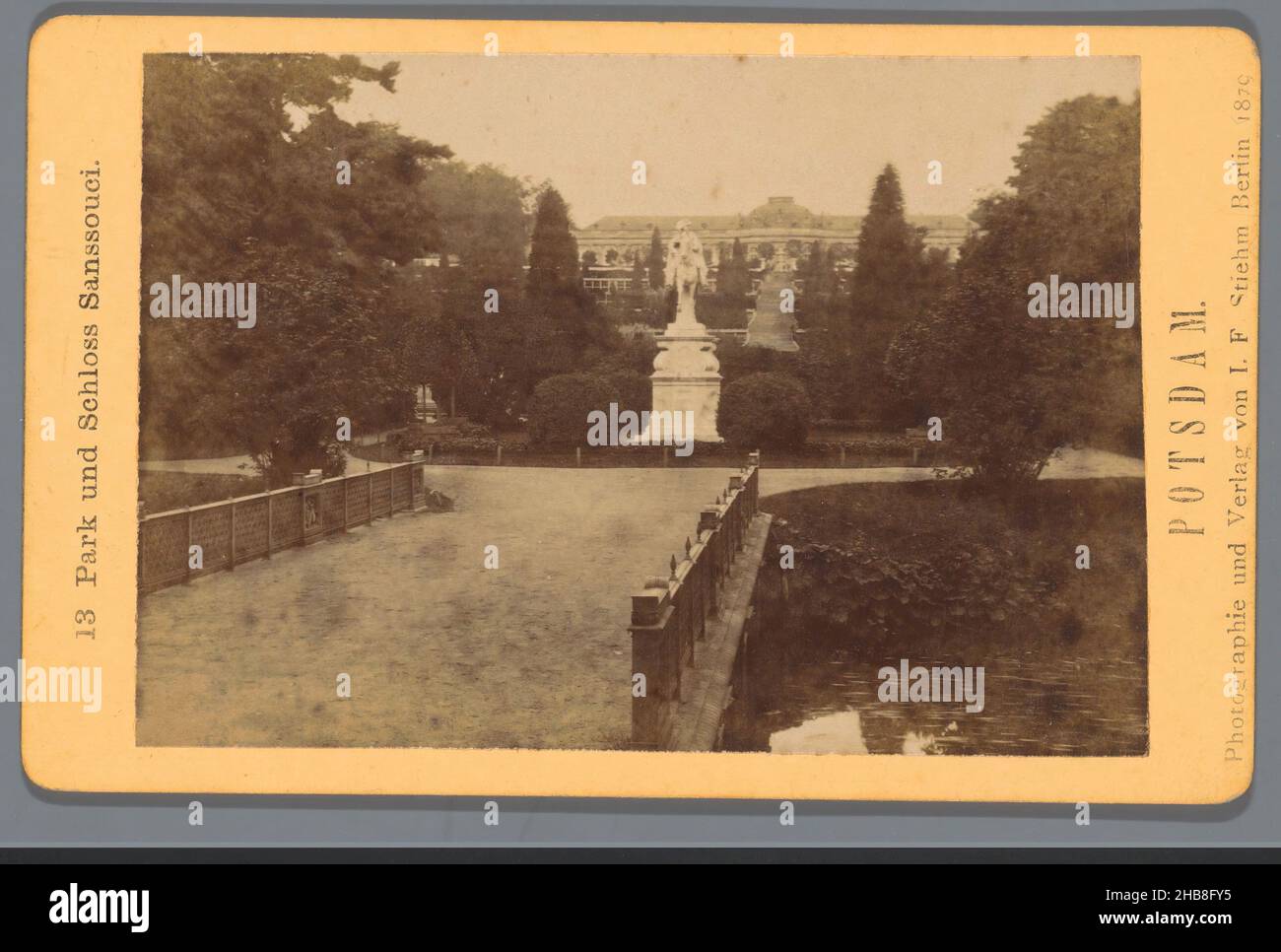 Parc Sanssouci avec statue équestre, Potsdam, Parc und Schloss Sanssouci (titre sur objet), Potsdam (titre de la série sur objet), Johann Friedrich Stiehm (mentionné sur objet), Aloisio Lazzerini, Sanssouci, éditeur: Berlin, 1879,papier, carton, imprimé albumine, hauteur 67 mm × largeur 106 mm Banque D'Images